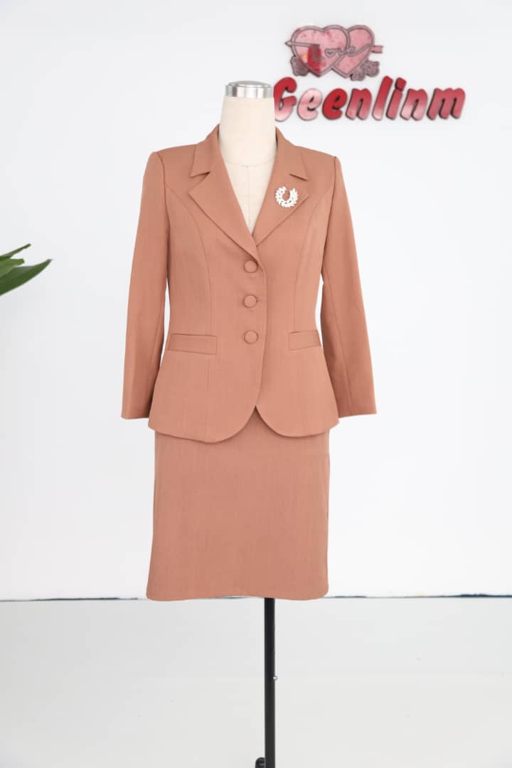 Woman’s Geenlinm Rubano Skirt and Suit