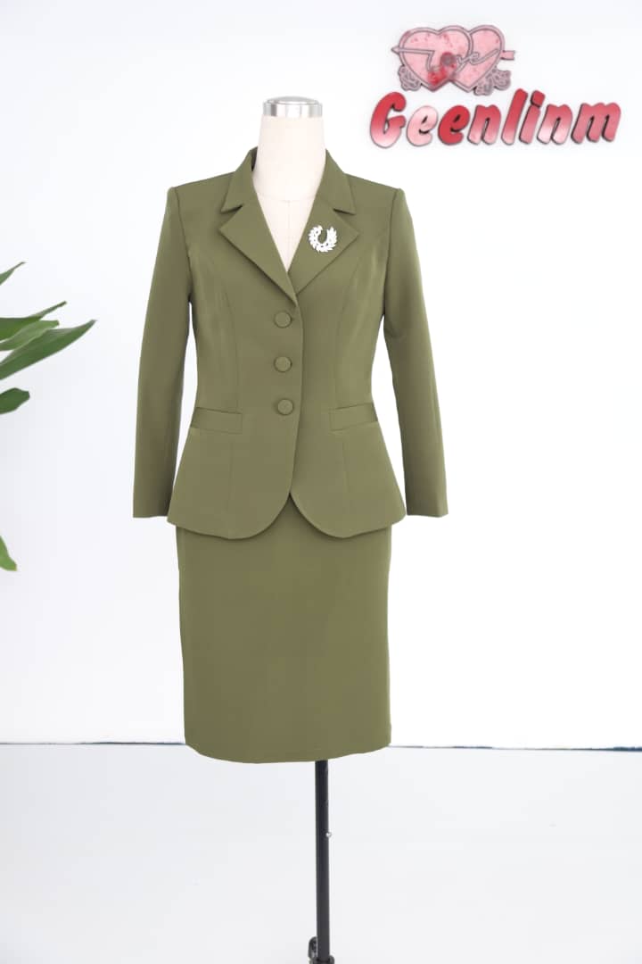 Woman’s Geenlinm Rubano Skirt and Suit